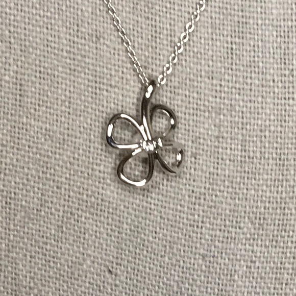 TASAKI Open Four Leaf Clover Necklace with Akoya Pearl in Sterling Silver (16") - Picture 4 of 5